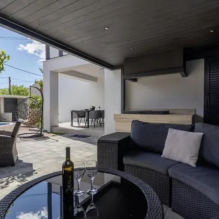 Villa In - Haus Fuer 8 Personen