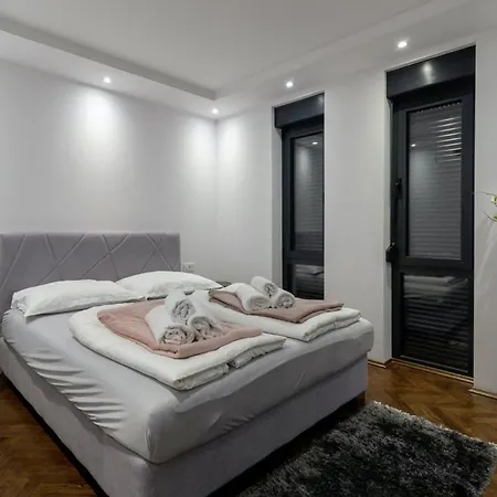 Villa In - Haus Fuer 8 Personen Vodice