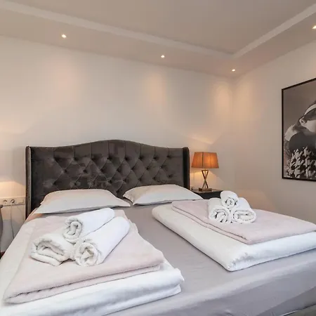 Villa In - Haus Fuer 8 Personen Vodice