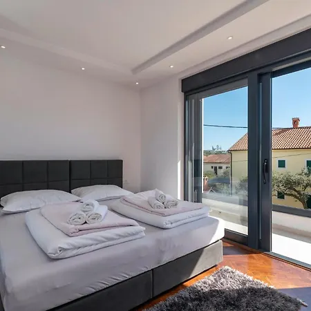 Villa In - Haus Fuer 8 Personen Vodice