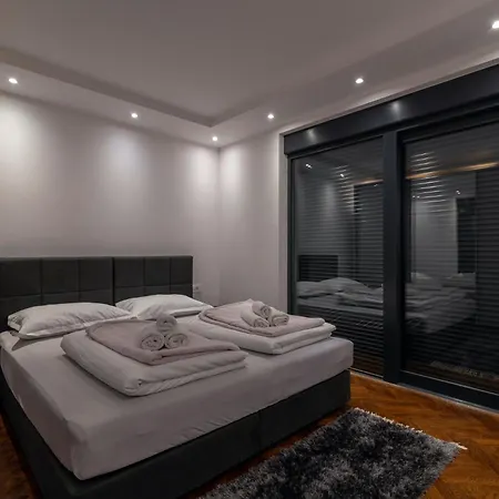 In - Haus Fuer 8 Personen Vila